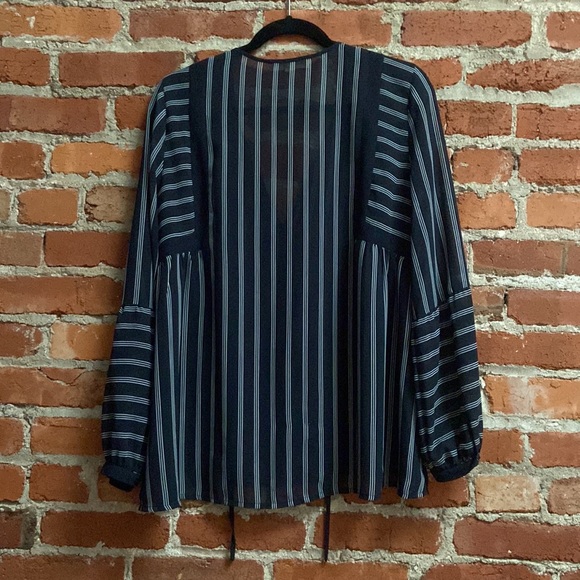 Staring at stars blouse - Picture 6 of 6